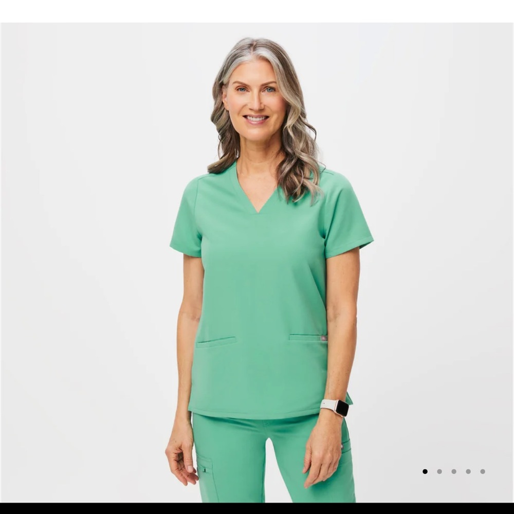FIGS Technical Collection Surgical Green Casma Three Pocket Scrub